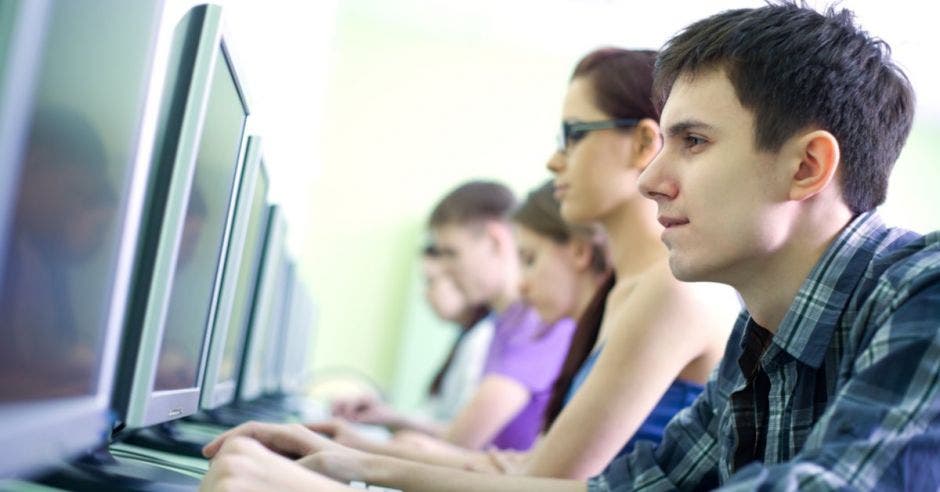 Alumnos trabajando en la computadora