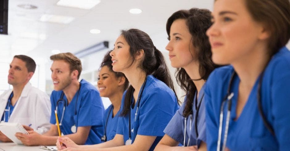 Un grupo de estudiantes de medicina