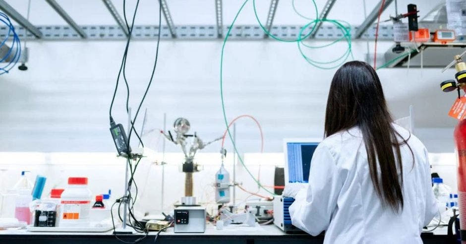 Mujer en laboratorio