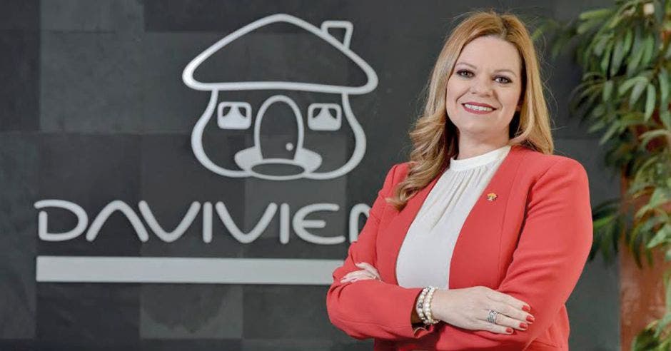 Mujer de rojo frente a logo de Davivienda