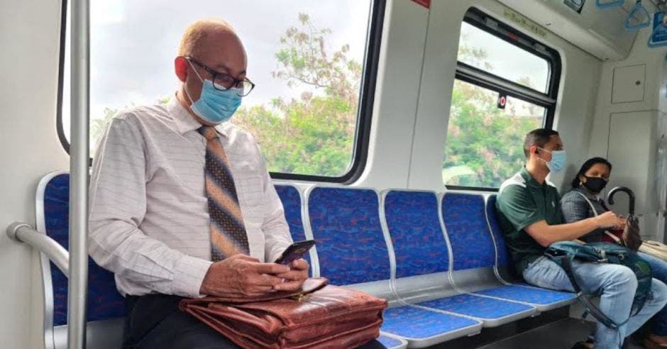 Un hombre sentando en un asiento del tren