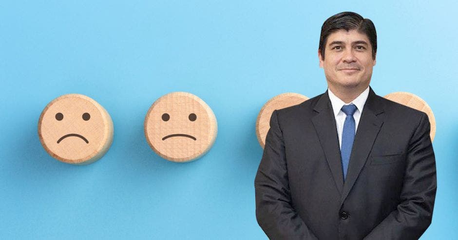 CArlos Alvarado en primer plano, al fondo caritas de aprobación o desaprobación