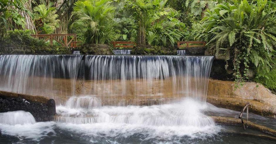 agua caliente cae en cascada sobre aguas termales