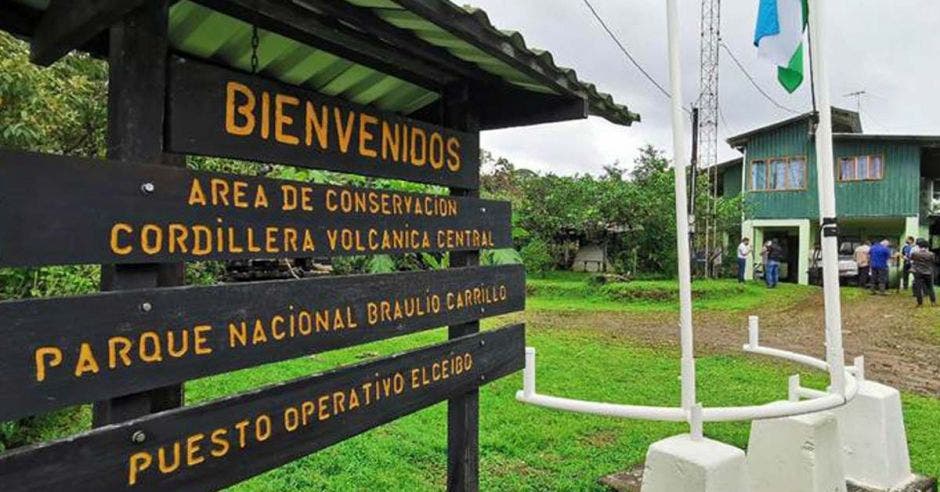 un letrero negro a la entrada de un parque nacional