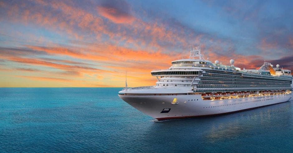 Foto de crucero en altamar con un atardecer de verano de fondo