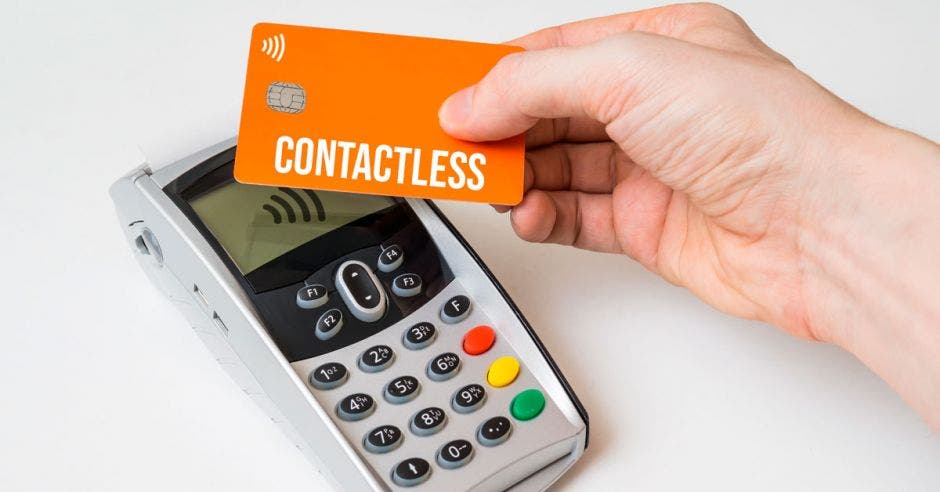 Persona acercando una tarjeta contactless a datáfono