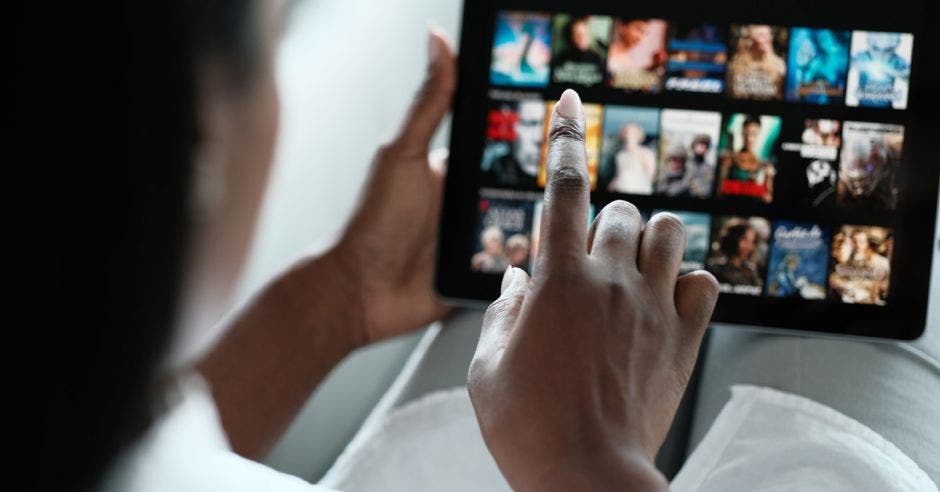 Mujer viendo TV en una plataforma de streaming