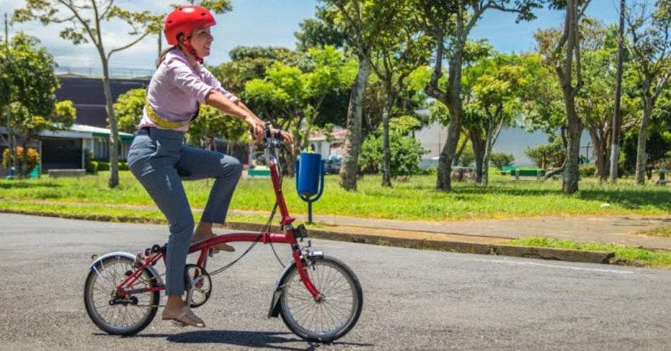 Carolina Hidalgo, precandidata del PAC, es una convencida del uso de las bicicletas. Cortesía/La República.