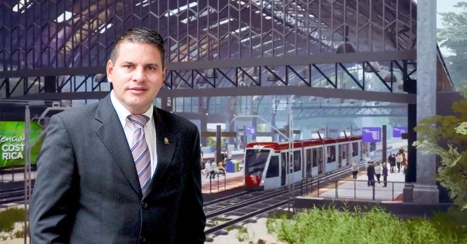 Fabricio Alvarado de frente en el tren, al fondo se ve lo que sería el tren eléctrico