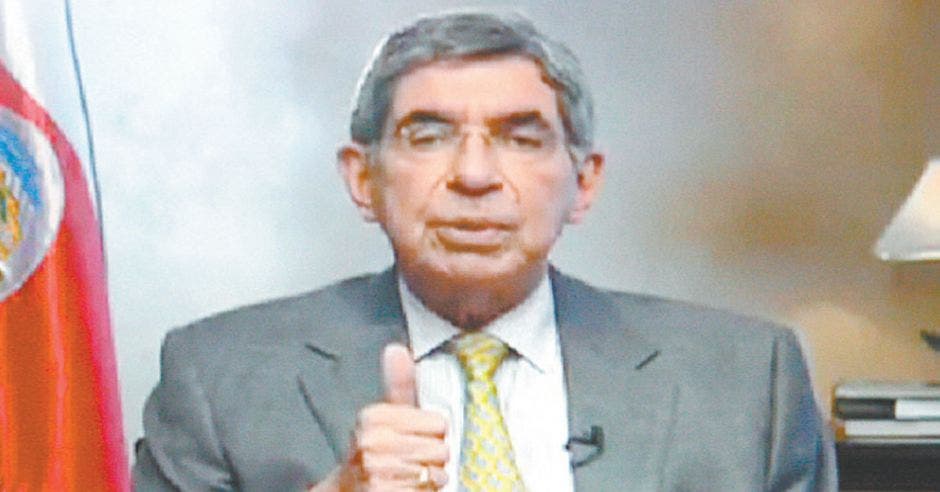 Oscar Arias expresindente de Costa Rica en televisión
