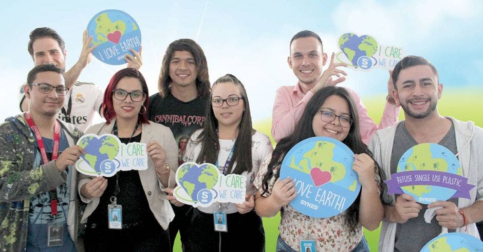 un grupo de jóvenes levanta carteles con consignas en favor del ambiente