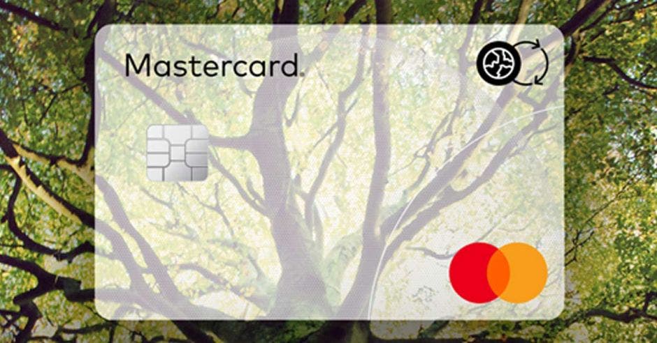 Tarjeta de Mastercard con fondo de árbol