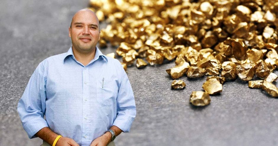 un hombre calvo sobre un fondo de pepitas de oro