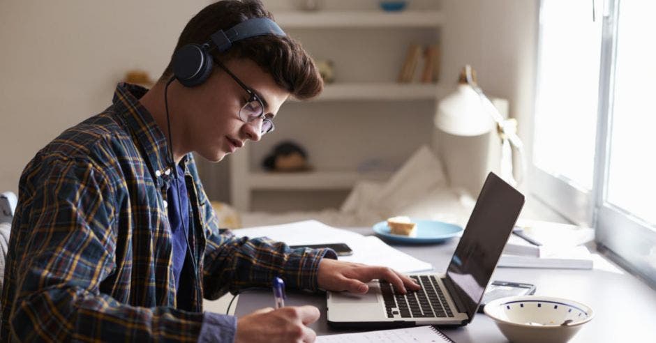 estudiante frente a computadora estudiando