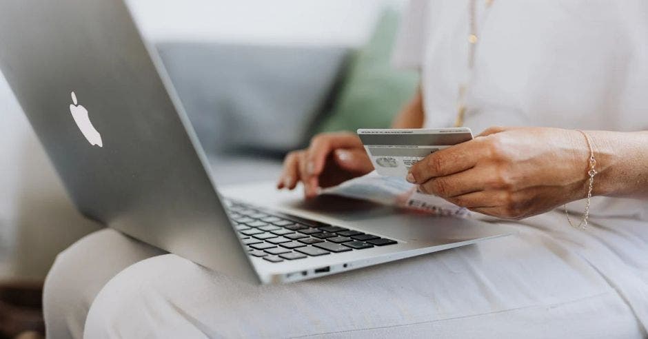 Mujer con tarjeta de crédito y computadora