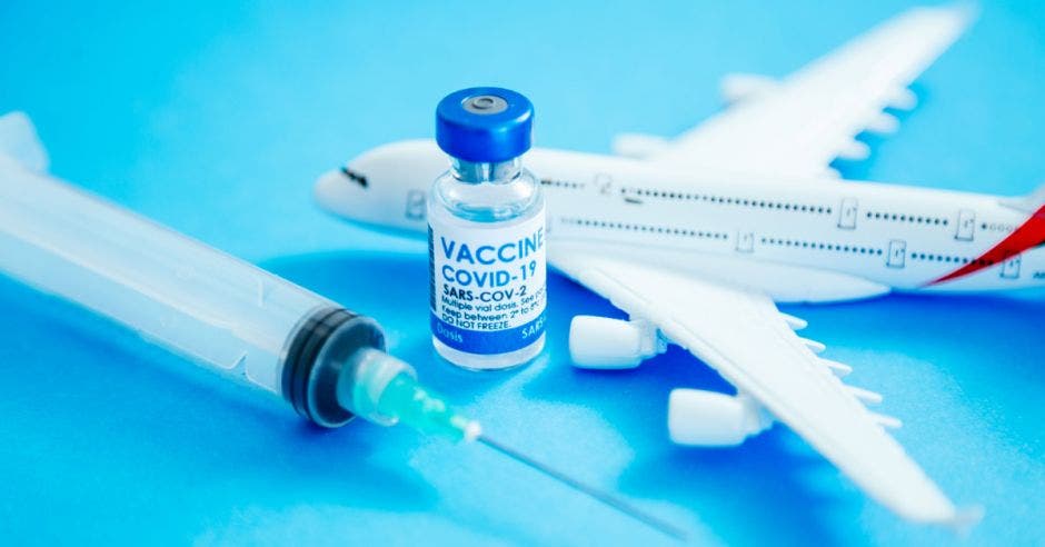 Avión en escala y vacuna