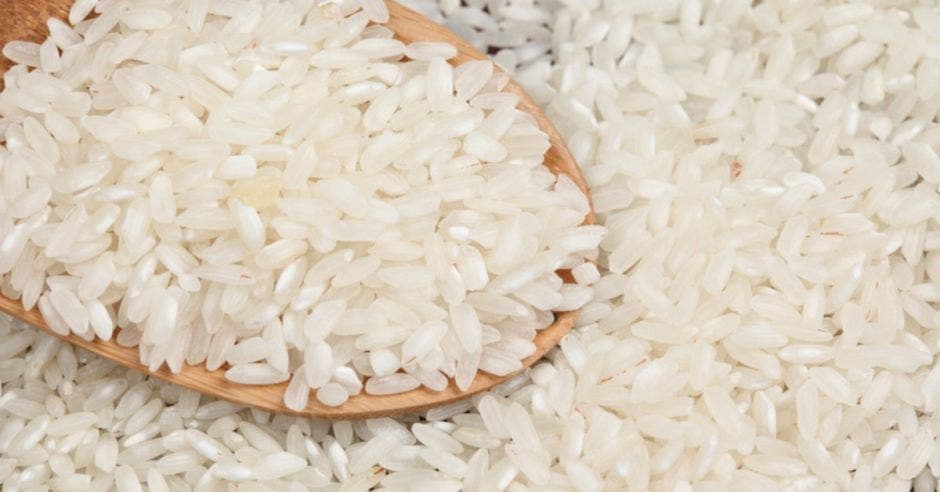 una cuchara llena de granos de arroz
