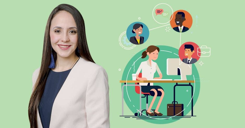 Mujer de pelo largo frente a persona en computadora