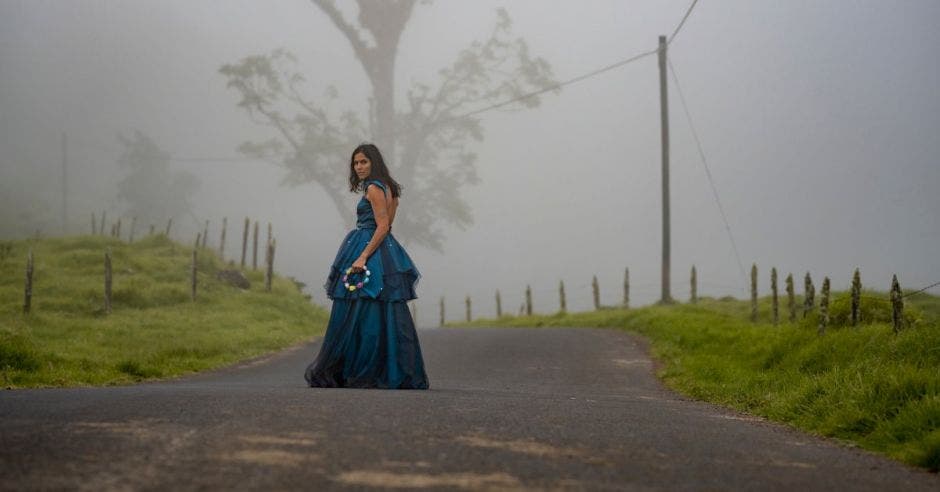 Mujer en camino remoto