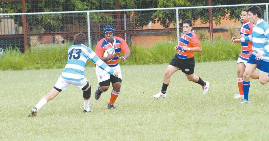 Personas jugando al rugby