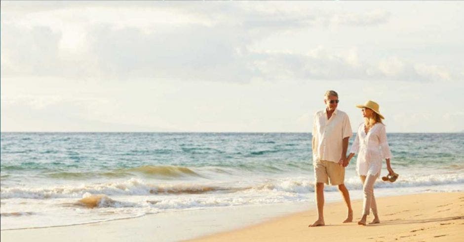 una pareja paseando por la playa