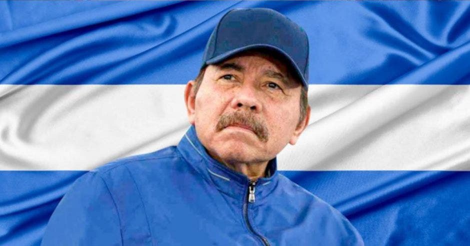 Daniel ortega y una bandera de NIcaragua