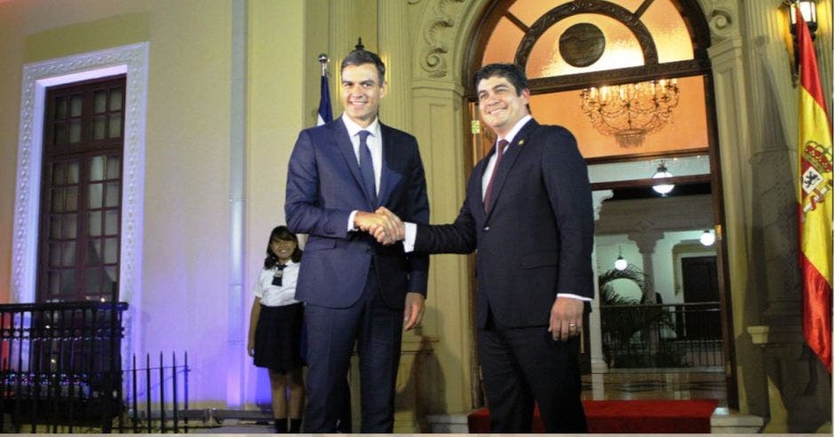 Pedro Sánchez, presidente español y Carlos Alvarado estrechando manos