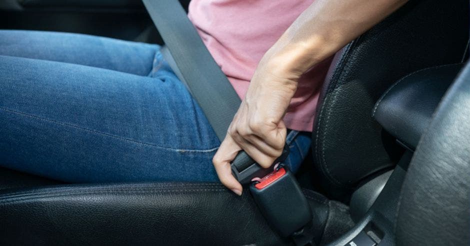 mujer con cinturón en carro