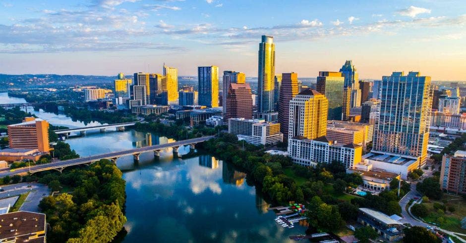 aisaje urbano con horizonte solar sobre el lago Town o el lago Lady Bird con una reflexión increíble. Rascacielos y edificio de la capital de Texas a lo lejos se puede ver toda la ciudad durante el verano