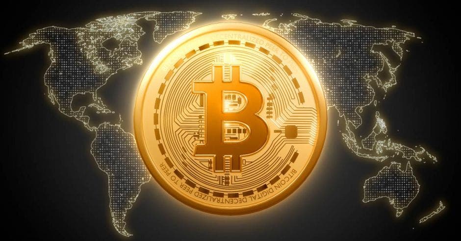 Moneda de bitcoin sobre mapa del mundo