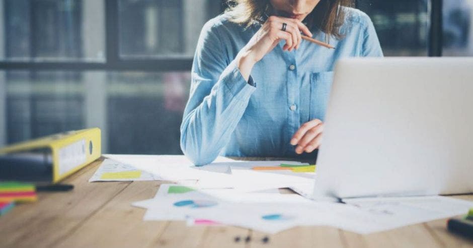 mujer en teletrabajo