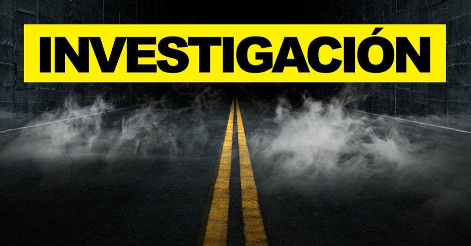 Una carretera con neblina con un cintillo de investigación