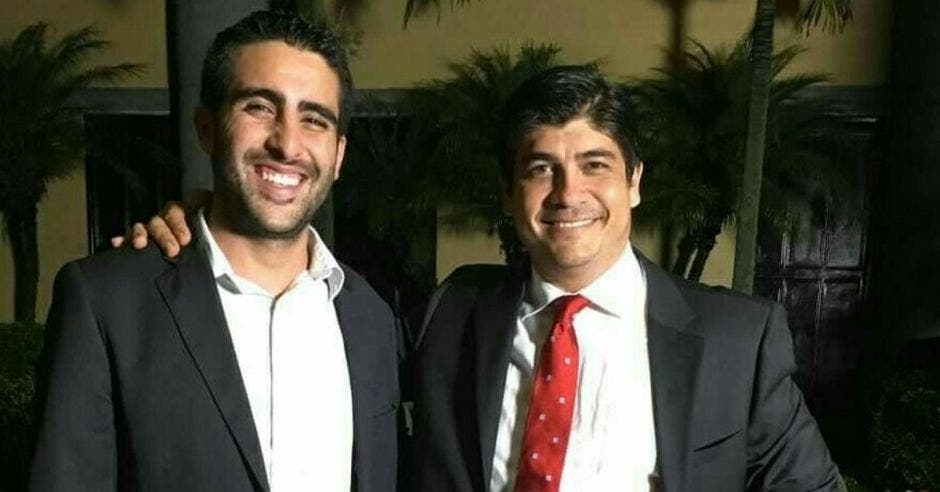 Camilo Saldarriaga y el presidente Carlos Alvarado. Cortesía/La República.