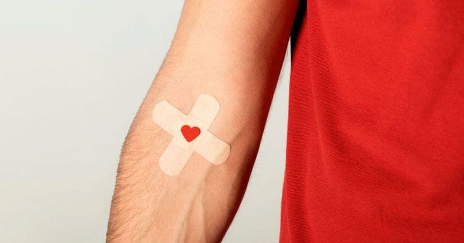 curita con corazón después de donar sangre