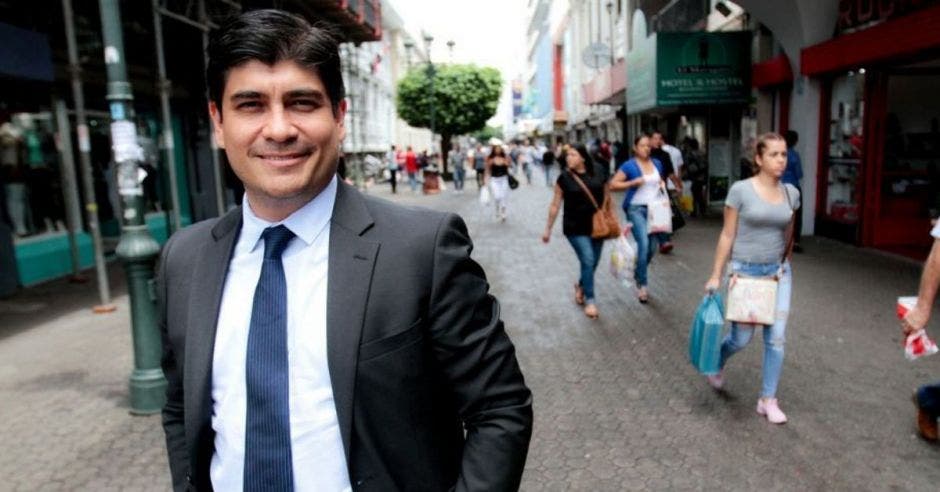 Carlos Alvarado en el medio de San José