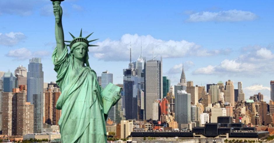 estatua de la libertad con la ciudad de Nueva York al fondo