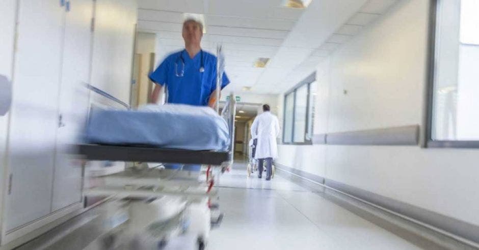 médico empujando camilla en pasillo de hospital