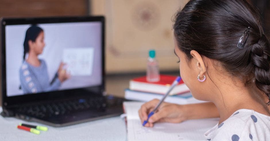 Niña recibiendo clases virtuales