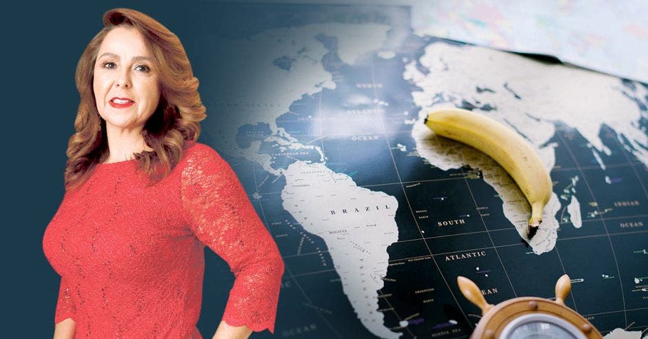 Mujer de rojo frente a mapa y banano