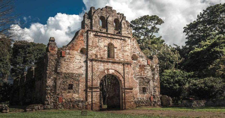 un edificio colonial en ruinas