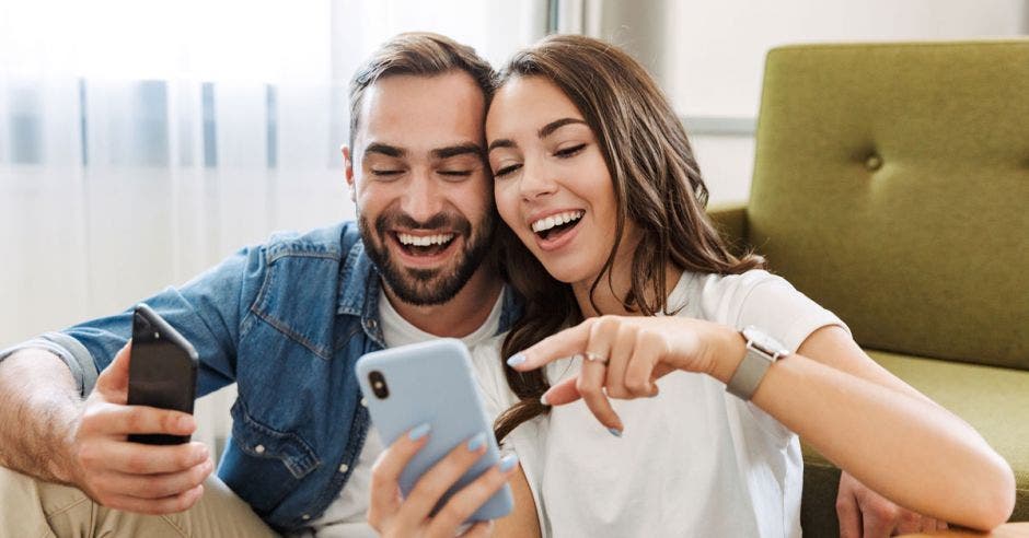 Pareja utilizando sus teléfonos celulares