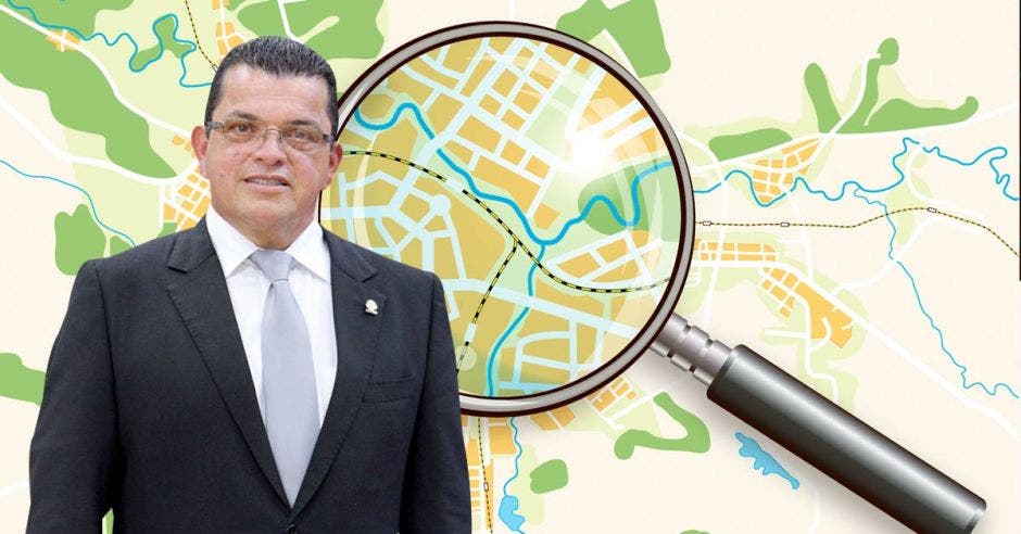 un hombre de saco y corbata sobre la imagen de una lupa proyectada sobre un mapa