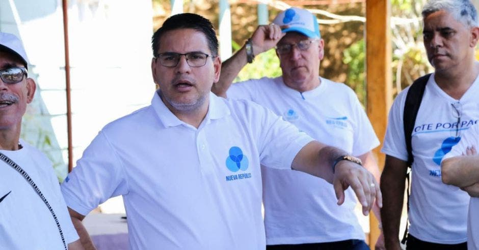 un hombre de mediana edad con camisa blanca y jeans