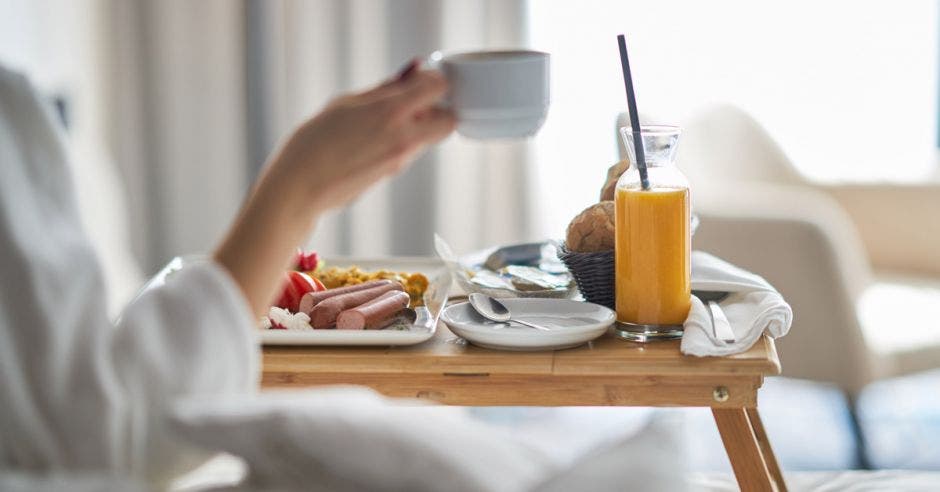 alguien desayuna en la cama de su hotel