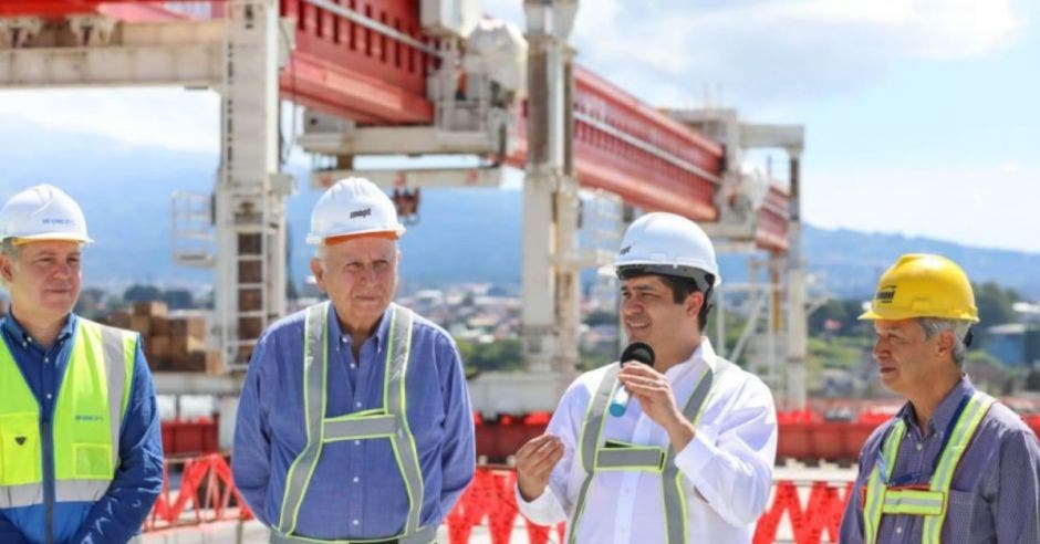 Rodolfo Méndez, ministro de Obras Públicas y el presidente Carlos Alvarado. Archivo/La República.