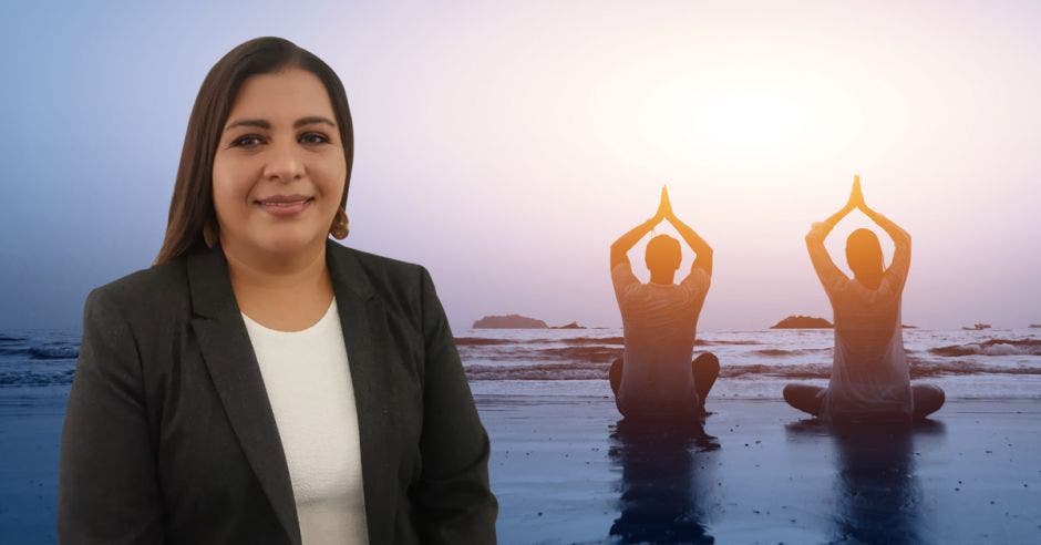 una mujer de traje sobre un fondo de personas meditando y haciendo yoga