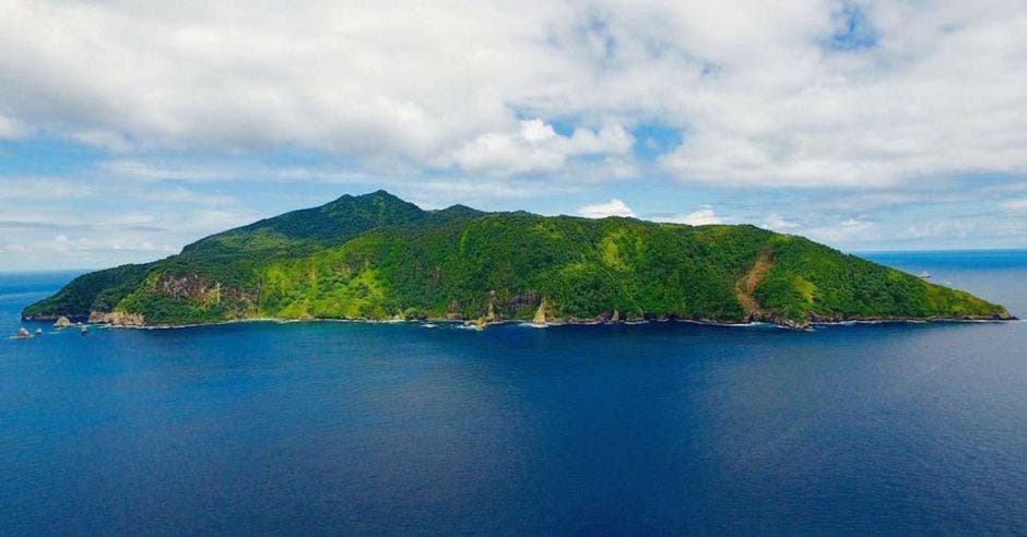 una isla rodeada agua azul cristalina