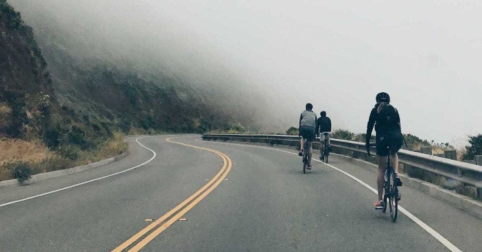 un grupo de ciclistas recorre una zona montañosa