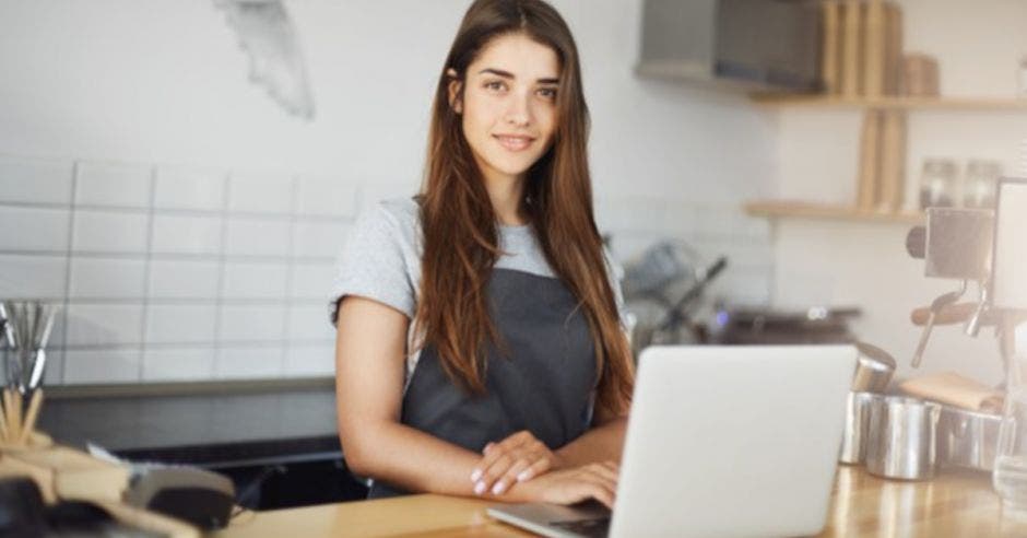 mujer joven emprendedora