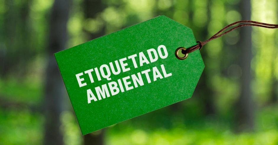 una etiqueta verde con la leyenda etiquetado ambiental